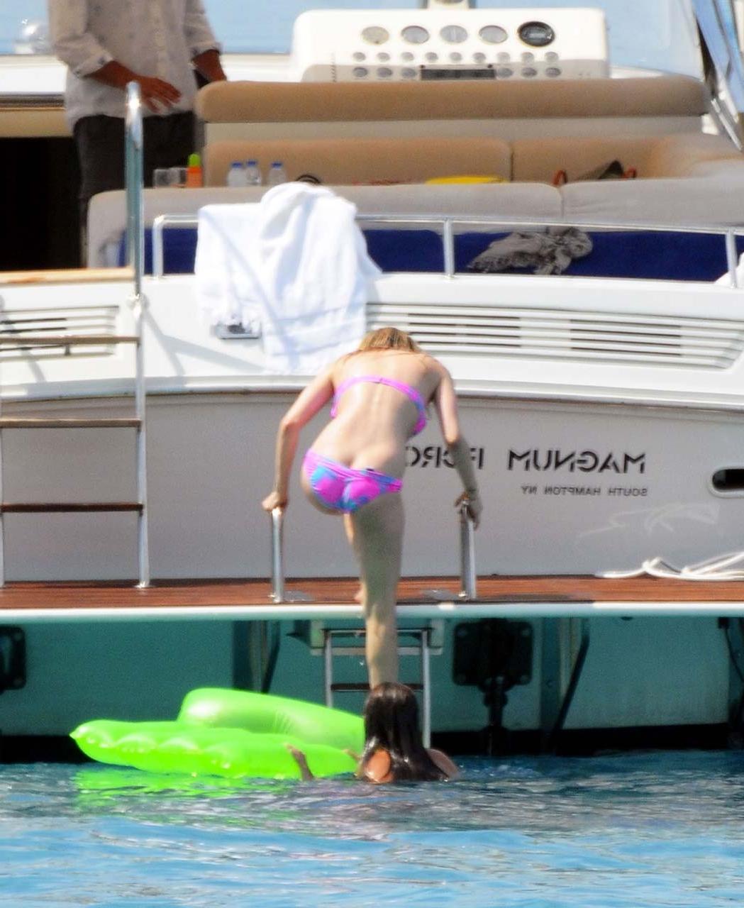 16P Avril Lavigne exposing sexy body and hot ass in bikini on yacht