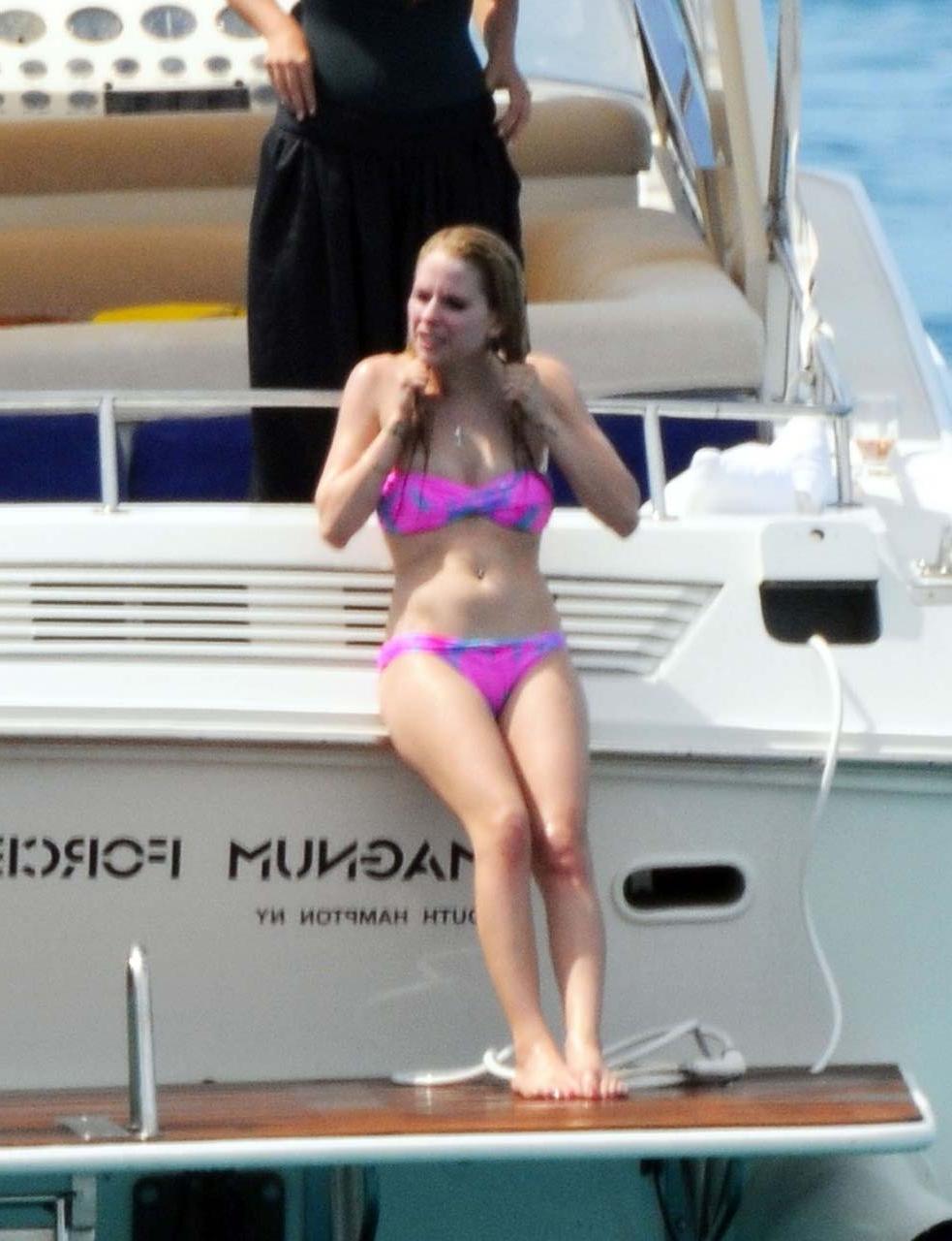 16P Avril Lavigne exposing sexy body and hot ass in bikini on yacht