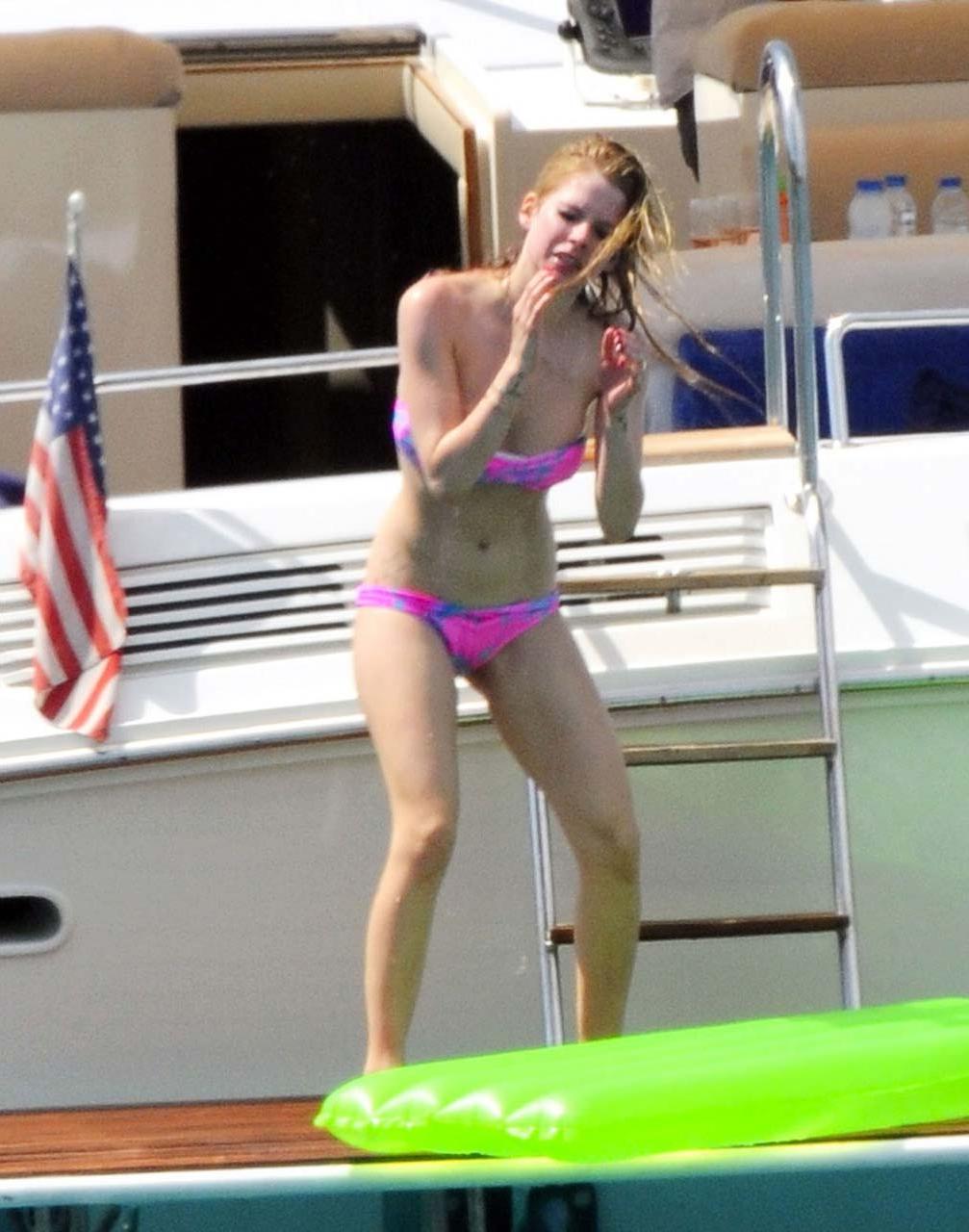 16P Avril Lavigne exposing sexy body and hot ass in bikini on yacht