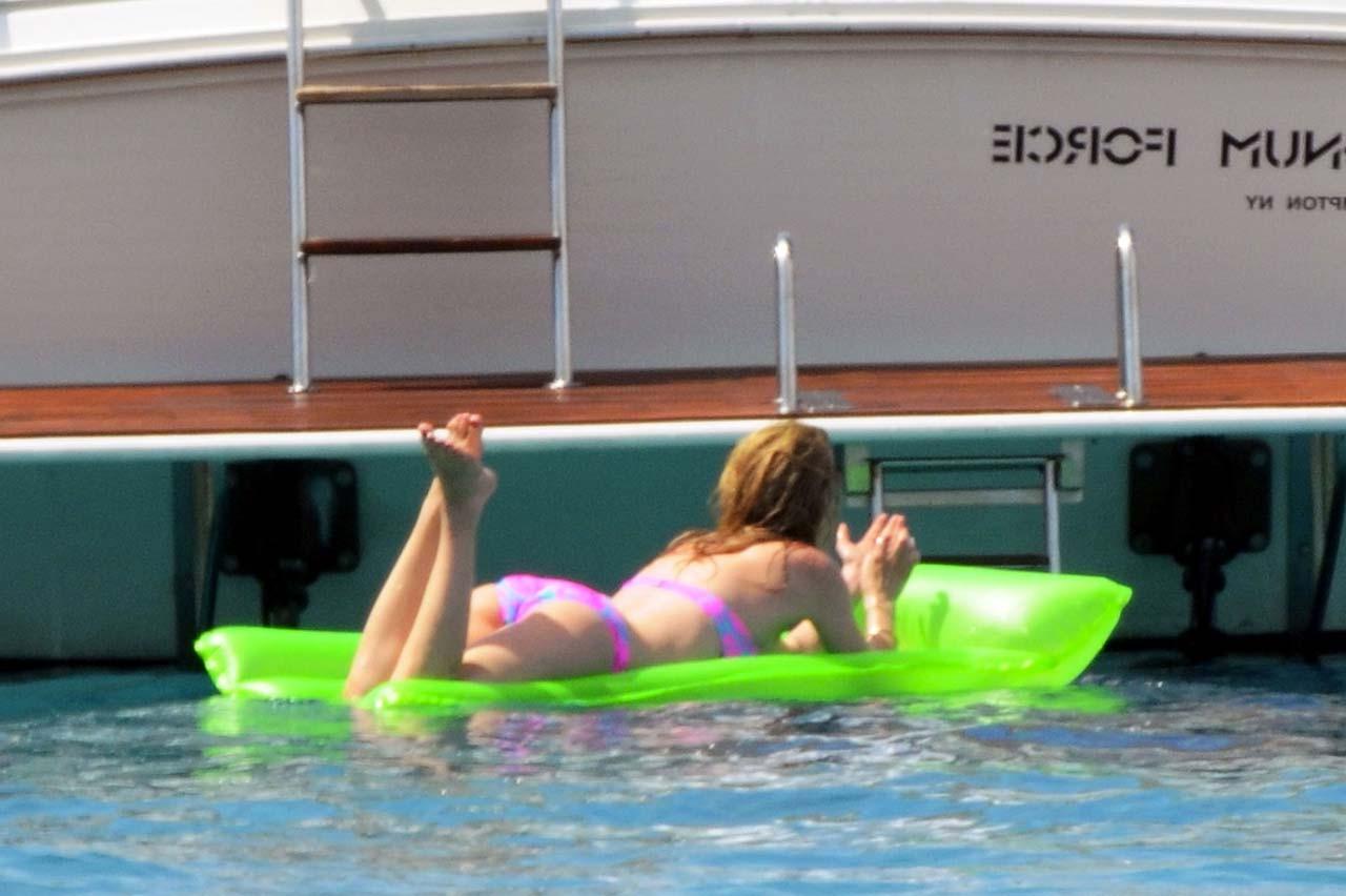 16P Avril Lavigne exposing sexy body and hot ass in bikini on yacht