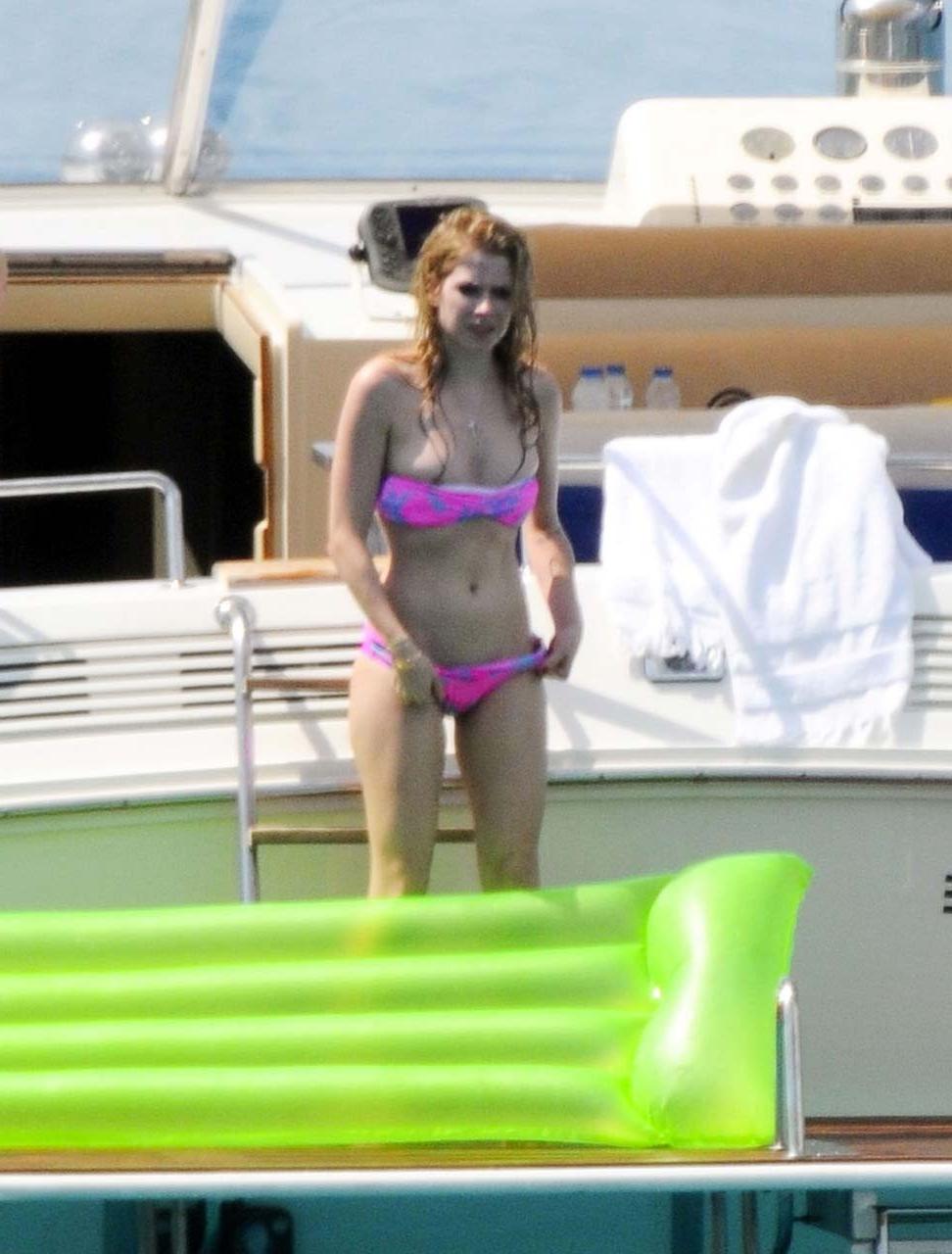 16P Avril Lavigne exposing sexy body and hot ass in bikini on yacht