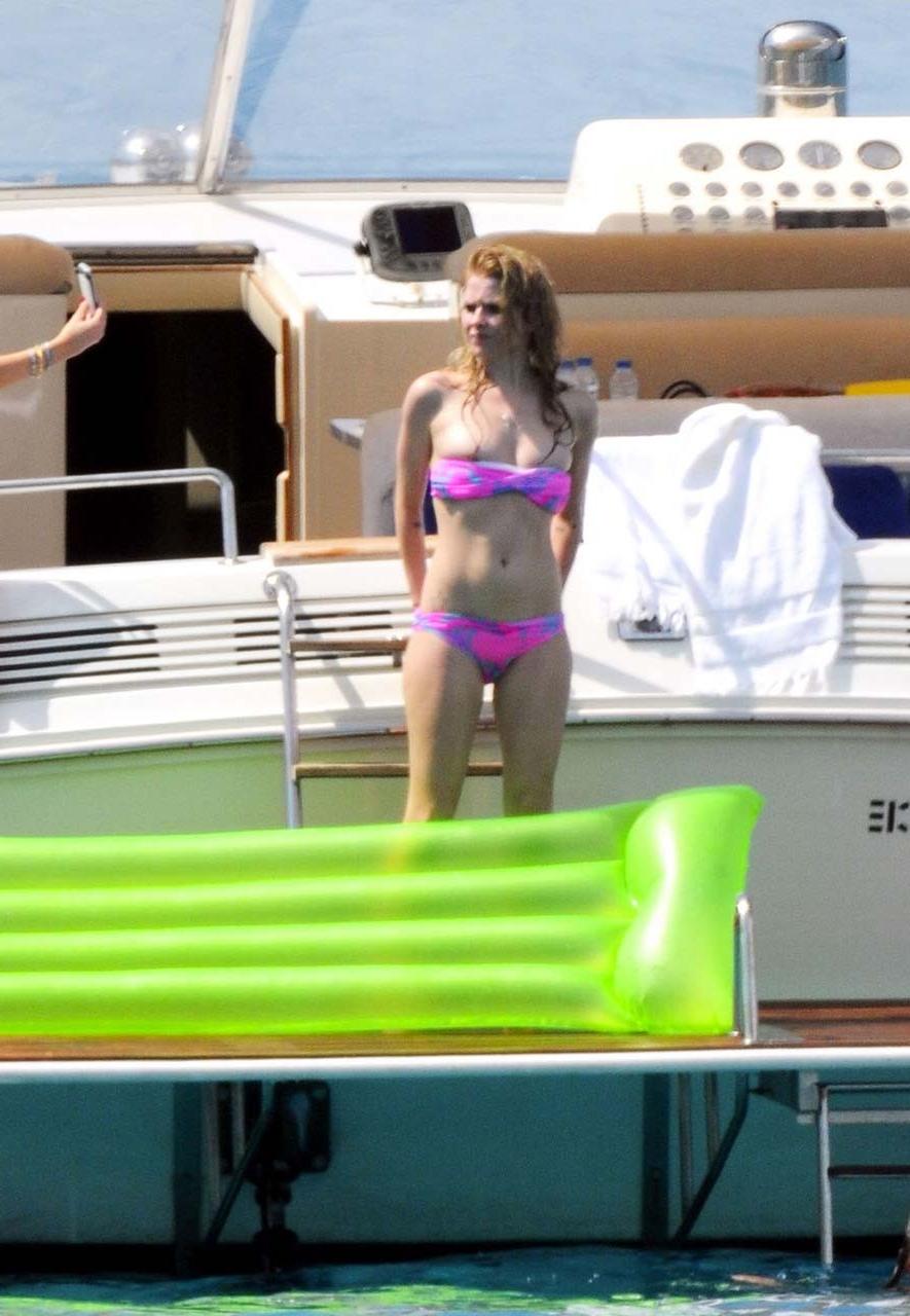 16P Avril Lavigne exposing sexy body and hot ass in bikini on yacht