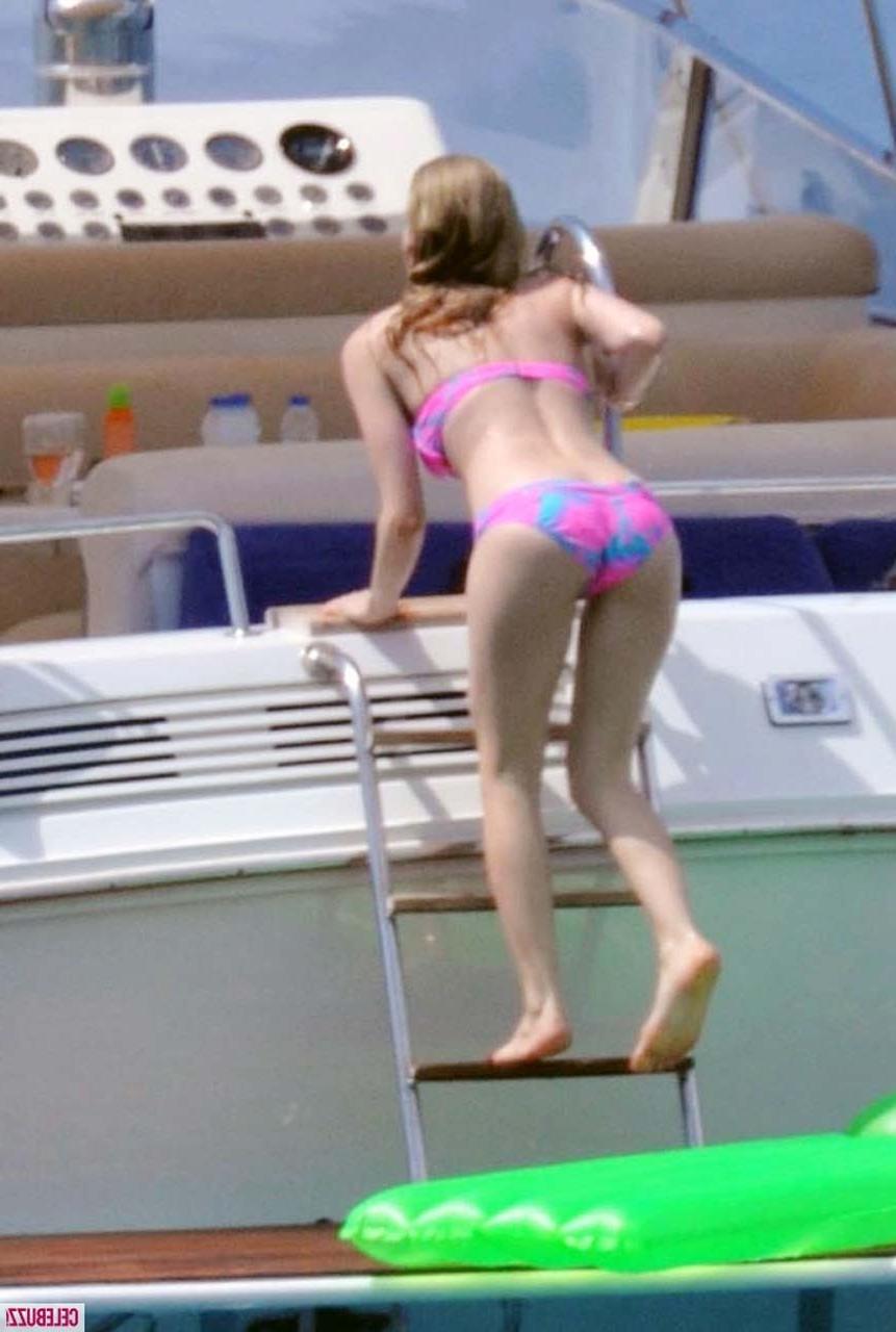 16P Avril Lavigne exposing sexy body and hot ass in bikini on yacht