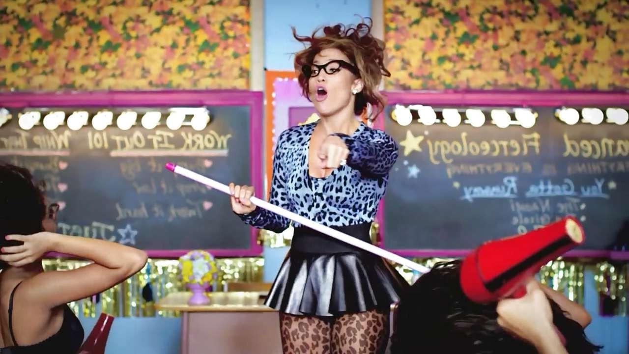 16P Jennifer Lopez showing her nipple to paparazzi and sexy with glasses