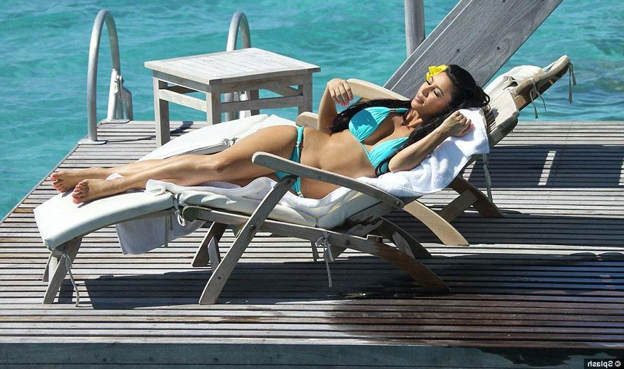 16P Kim Kardashian exposing sexy body and huge boobs in bikini on beach