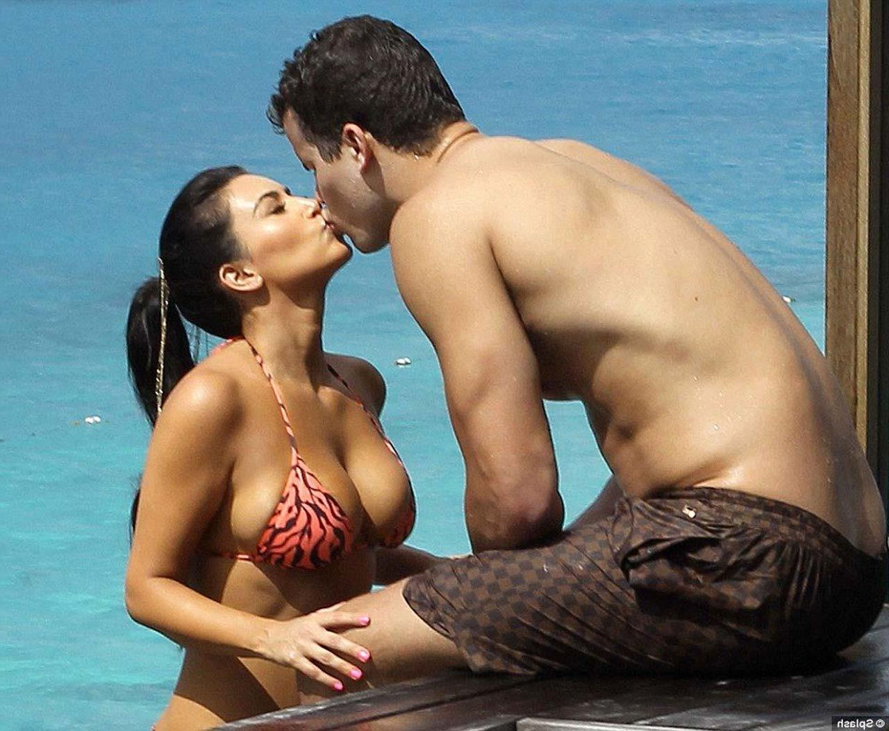 16P Kim Kardashian exposing sexy body and huge boobs in bikini on beach