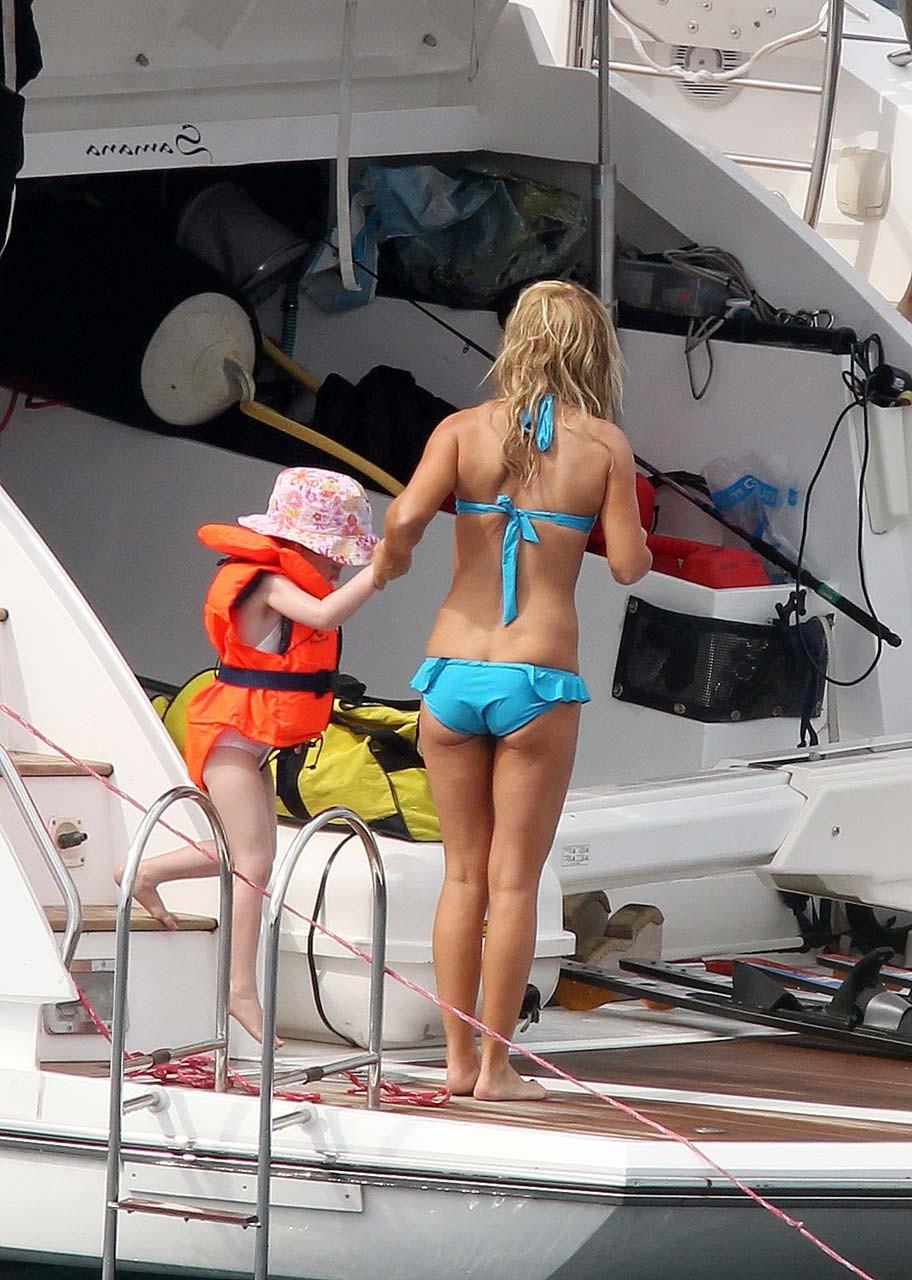 16P Geri Halliwell fucking sexy and hot bikini and topless paparazzi photos