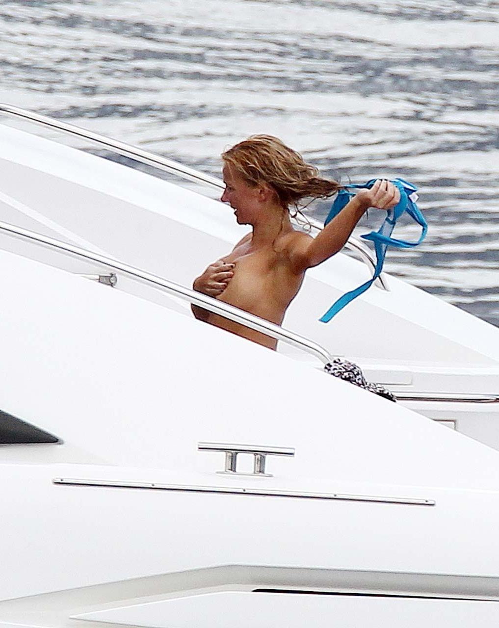 16P Geri Halliwell fucking sexy and hot bikini and topless paparazzi photos
