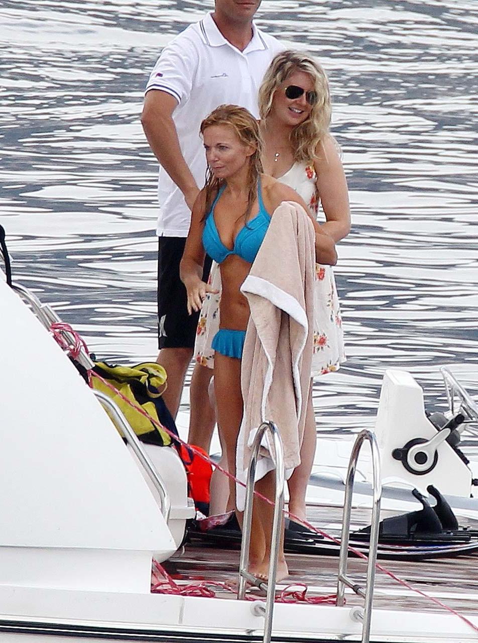16P Geri Halliwell fucking sexy and hot bikini and topless paparazzi photos