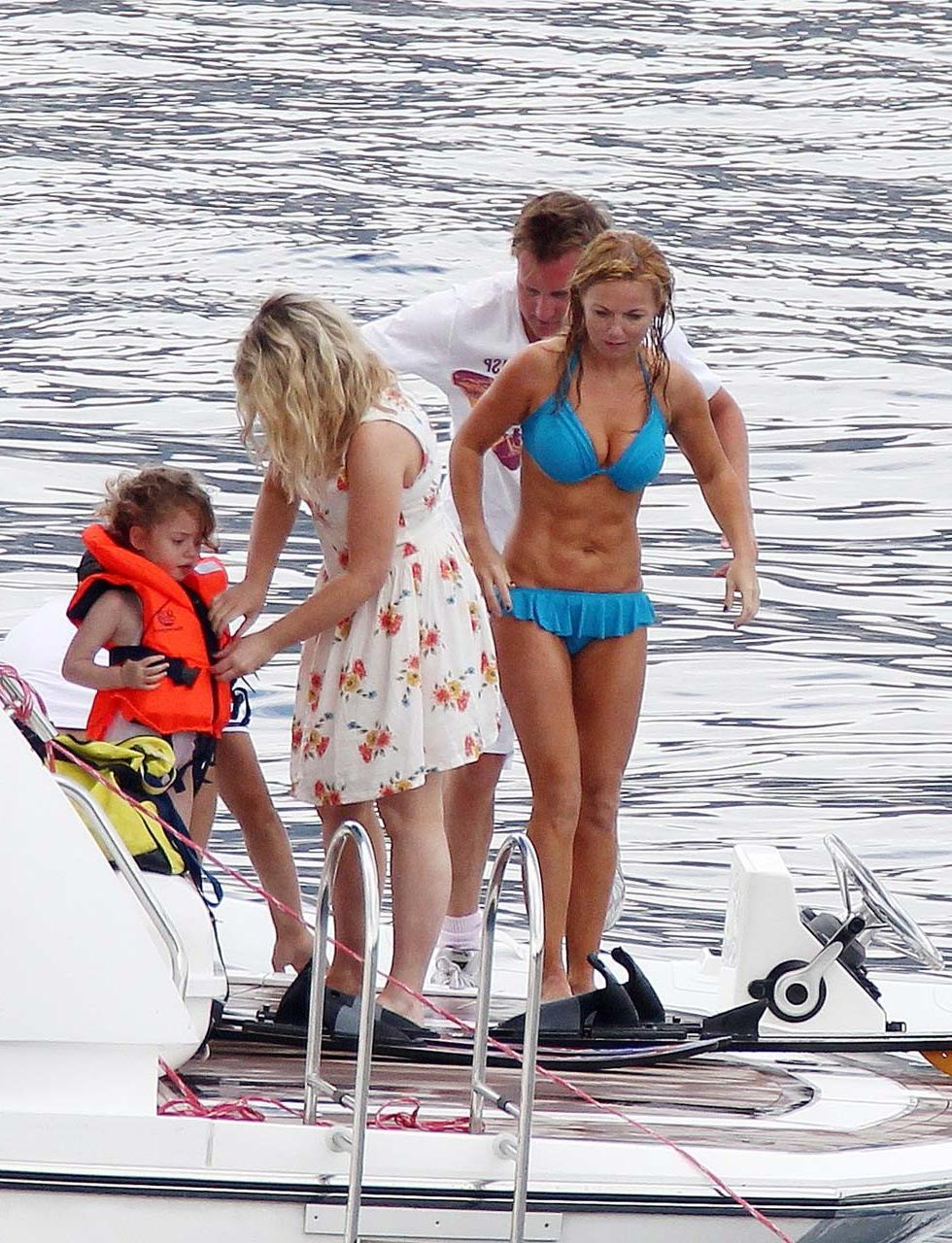 16P Geri Halliwell fucking sexy and hot bikini and topless paparazzi photos