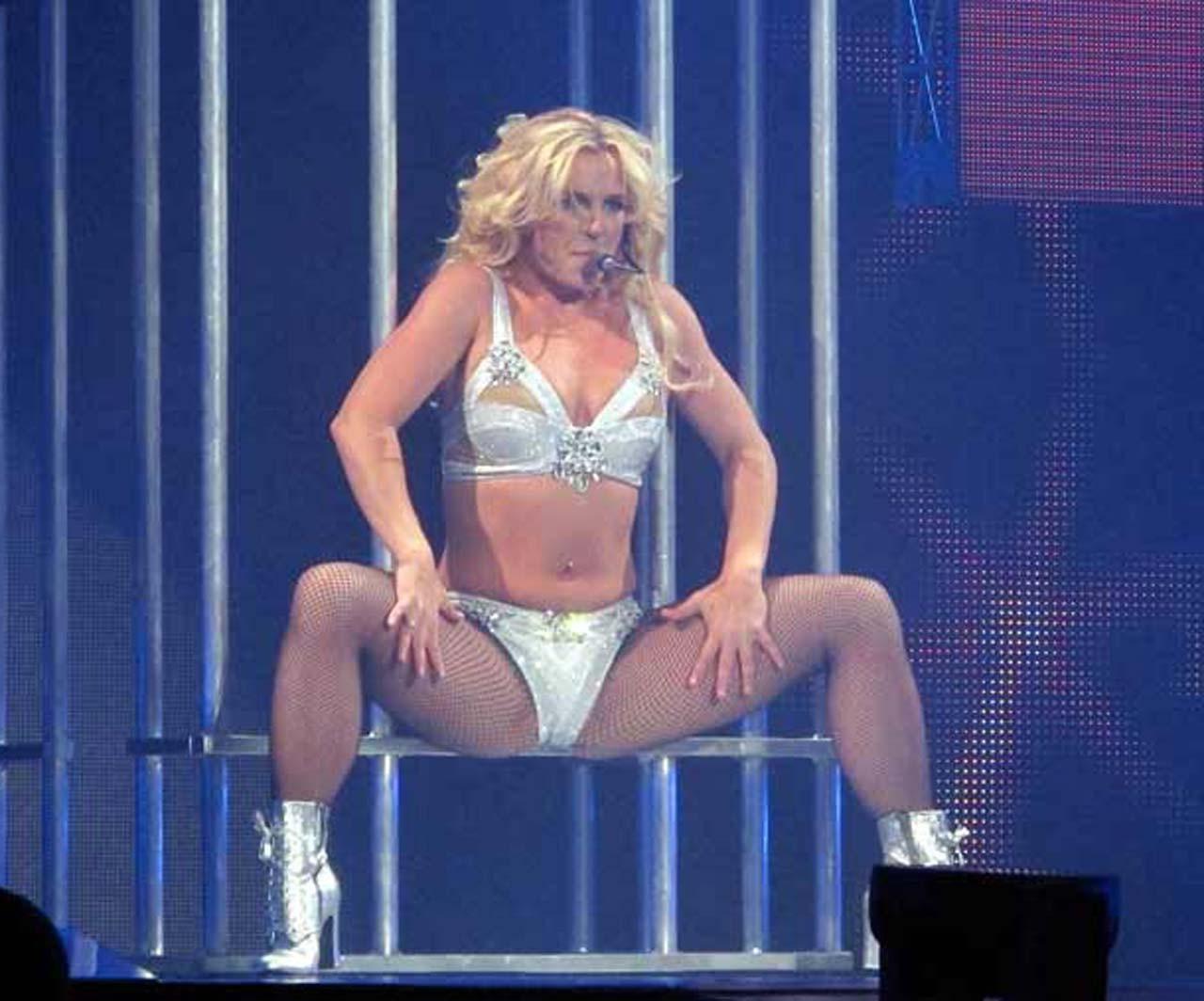 16P Britney Spears exposing her fucking sexy body and hot ass on stage