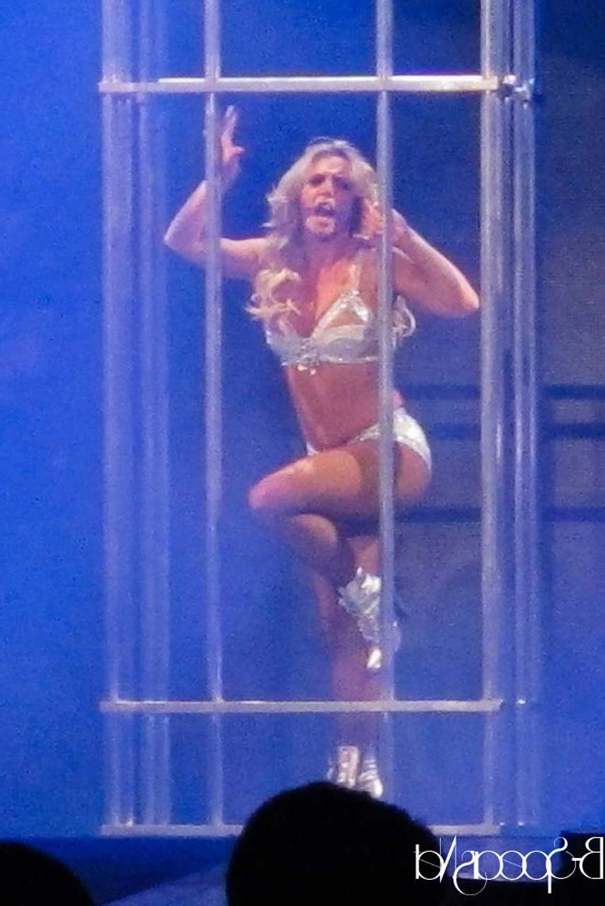 16P Britney Spears exposing her fucking sexy body and hot ass on stage
