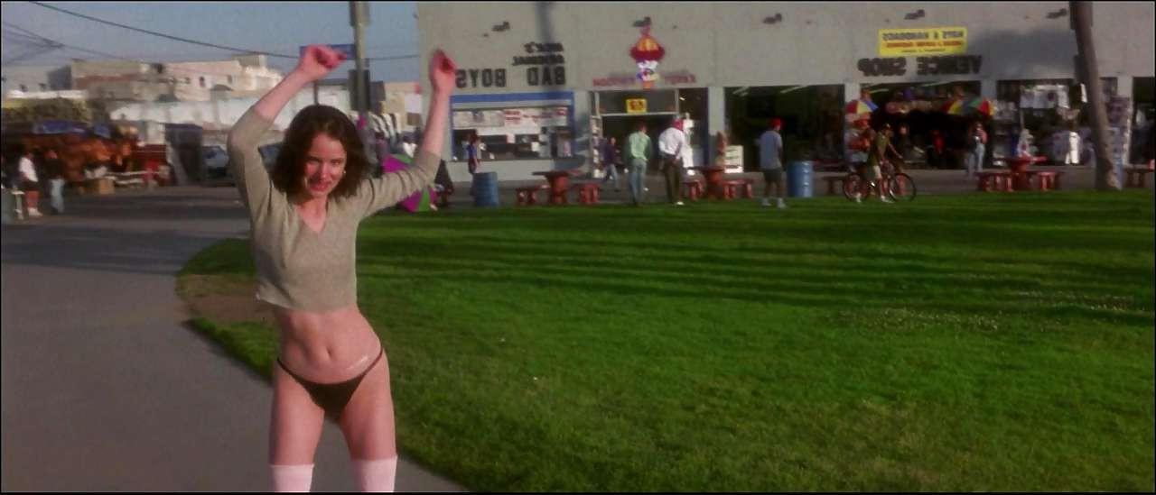 16P Juliette Lewis showing her nice tits in nude movie scenes