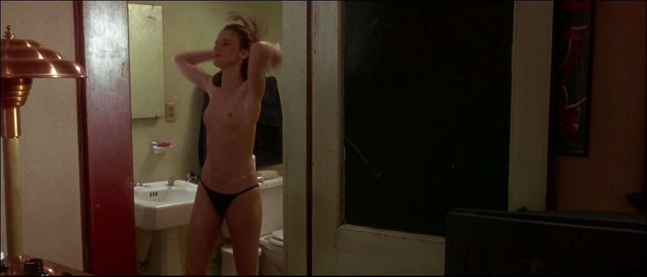16P Juliette Lewis showing her nice tits in nude movie scenes