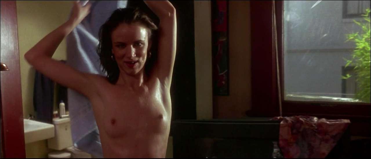 16P Juliette Lewis showing her nice tits in nude movie scenes