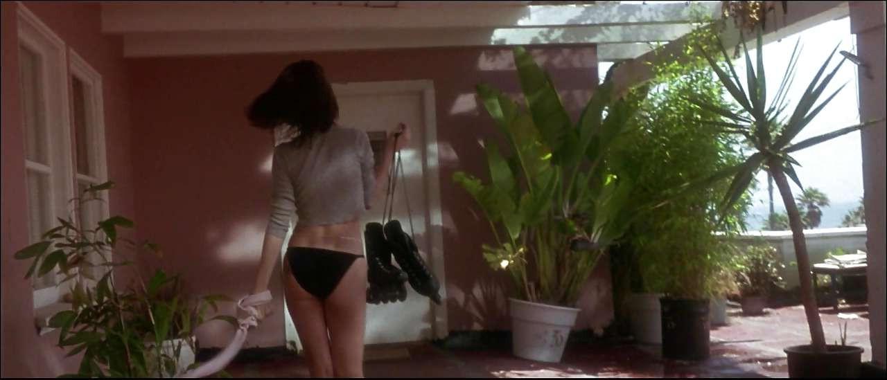 16P Juliette Lewis showing her nice tits in nude movie scenes