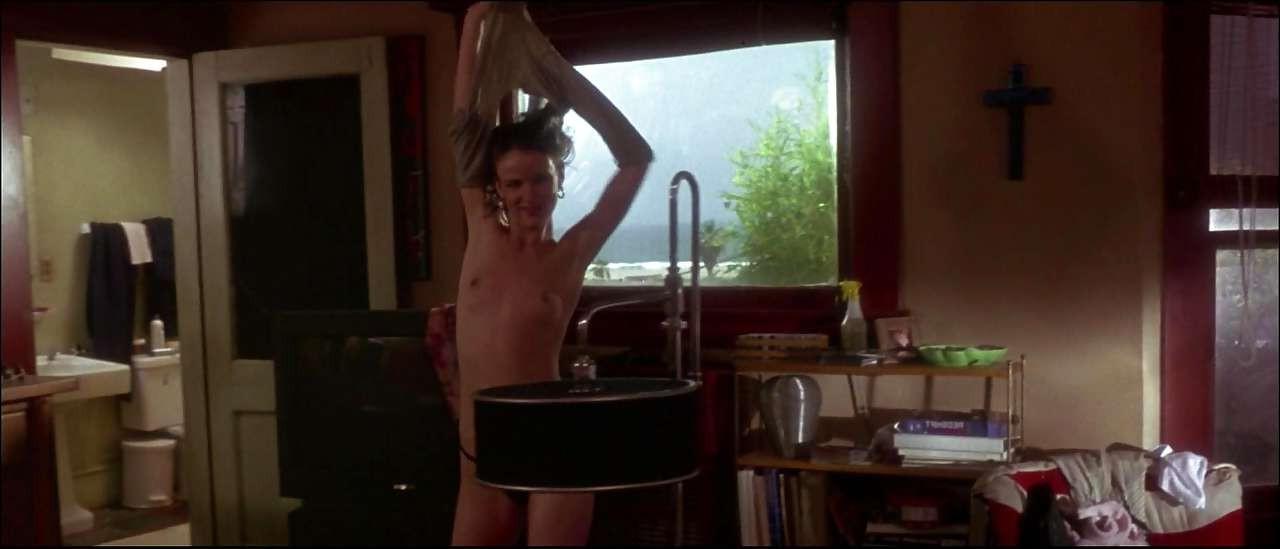 16P Juliette Lewis showing her nice tits in nude movie scenes