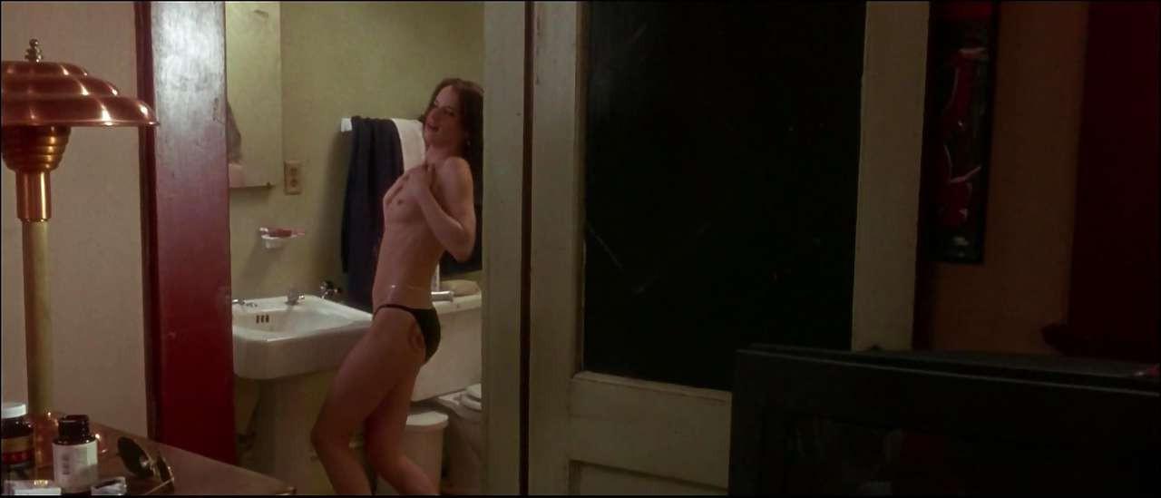 16P Juliette Lewis showing her nice tits in nude movie scenes