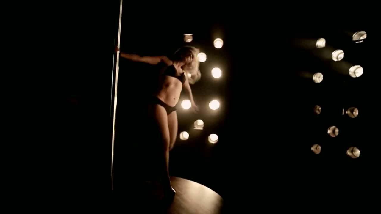 16P Shakira exposing her fucking sexy body and hot ass in thong on stage