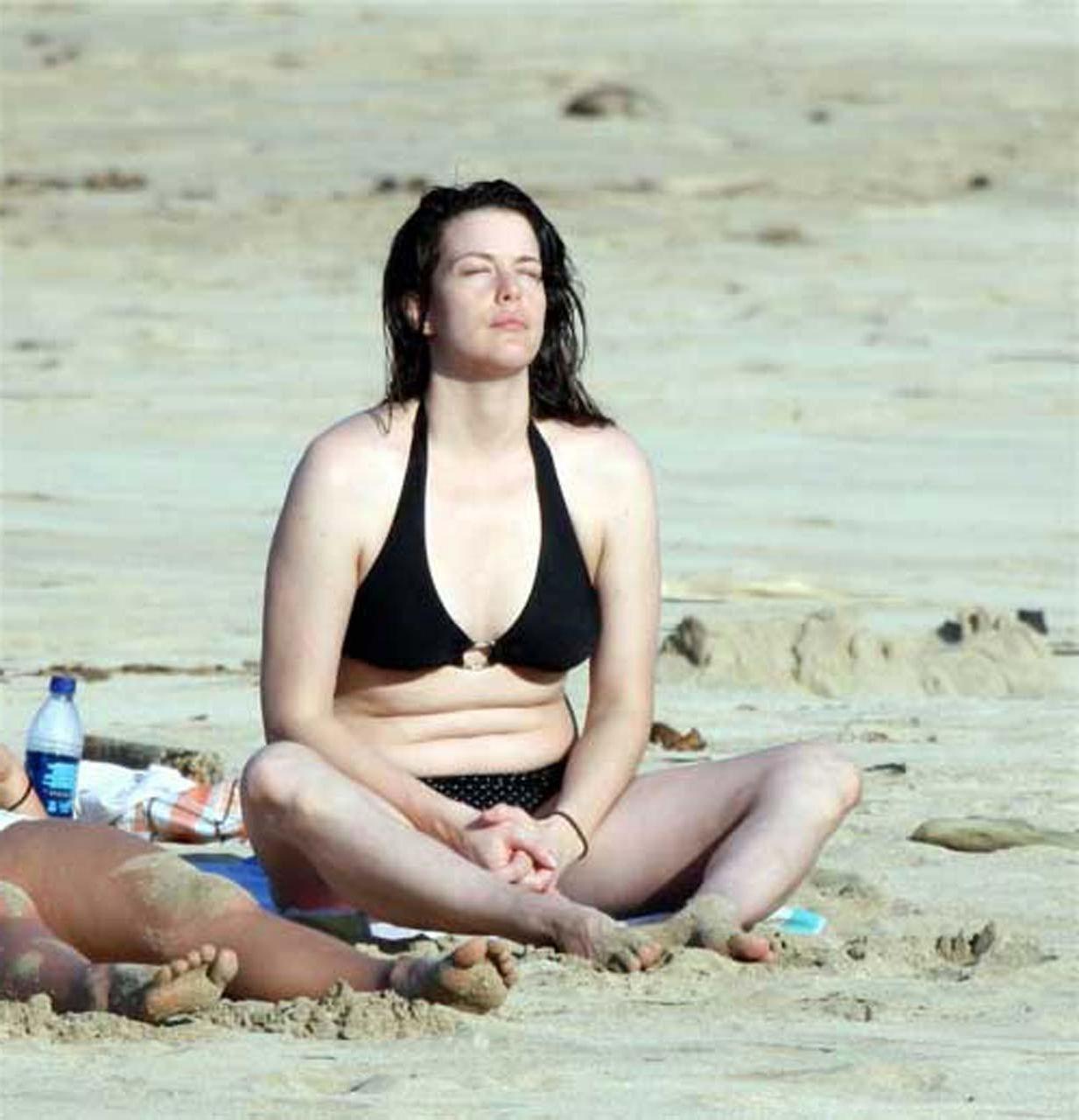 16P Liv Tyler looking fucking sexy and hot on her private photos