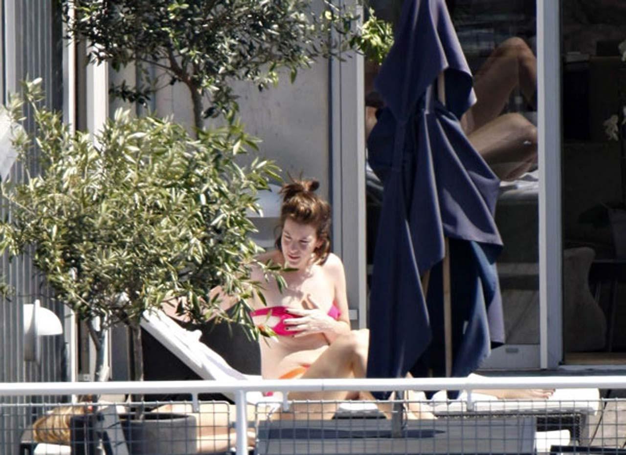 16P Liv Tyler looking fucking sexy and hot on her private photos