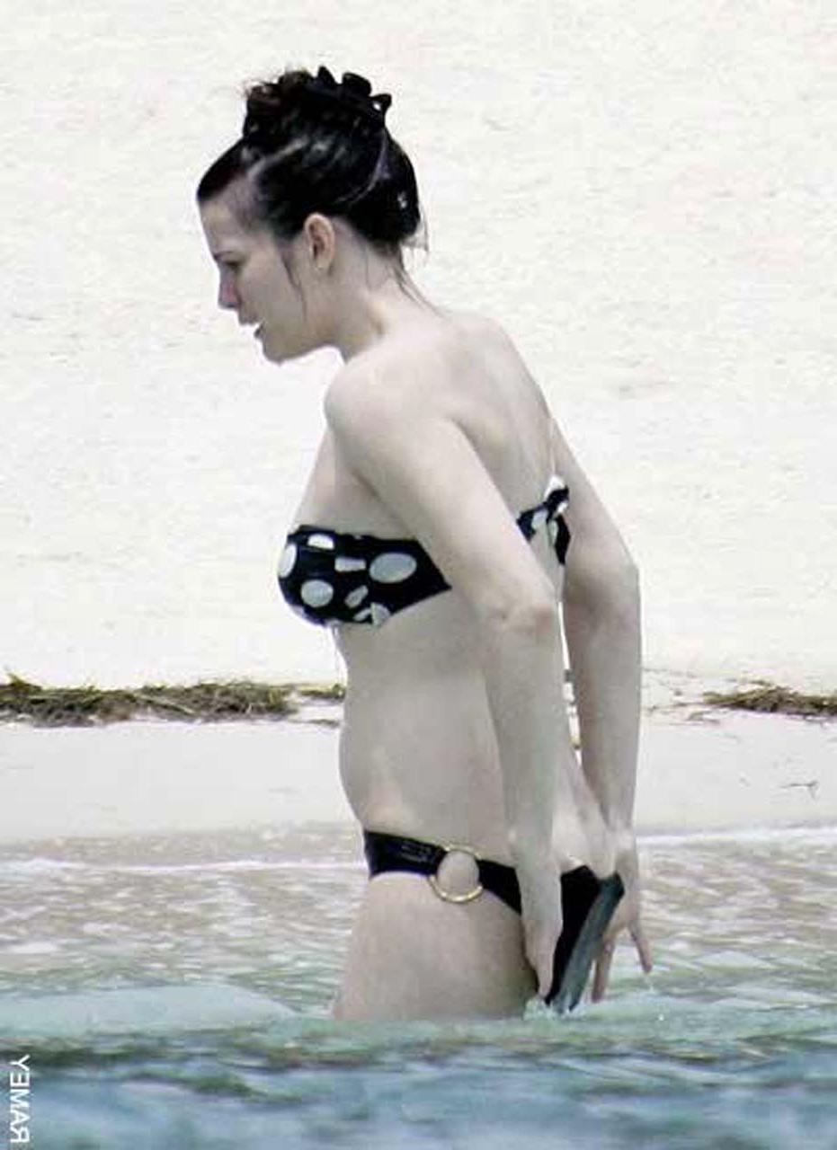 16P Liv Tyler looking fucking sexy and hot on her private photos