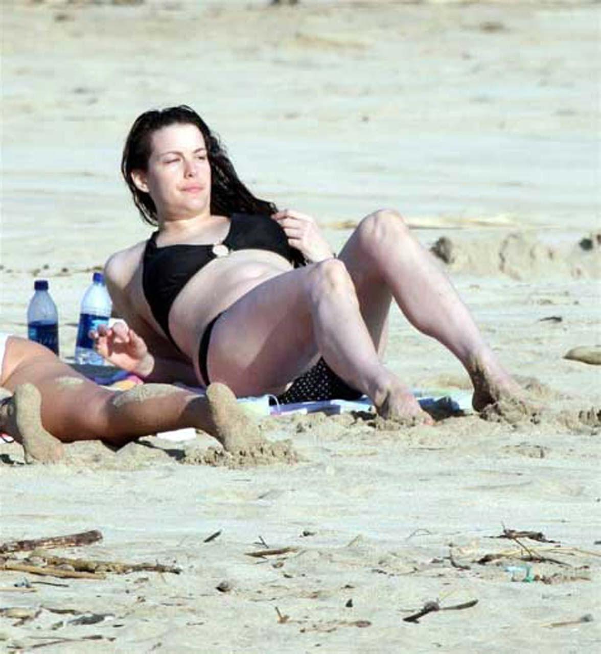 16P Liv Tyler looking fucking sexy and hot on her private photos