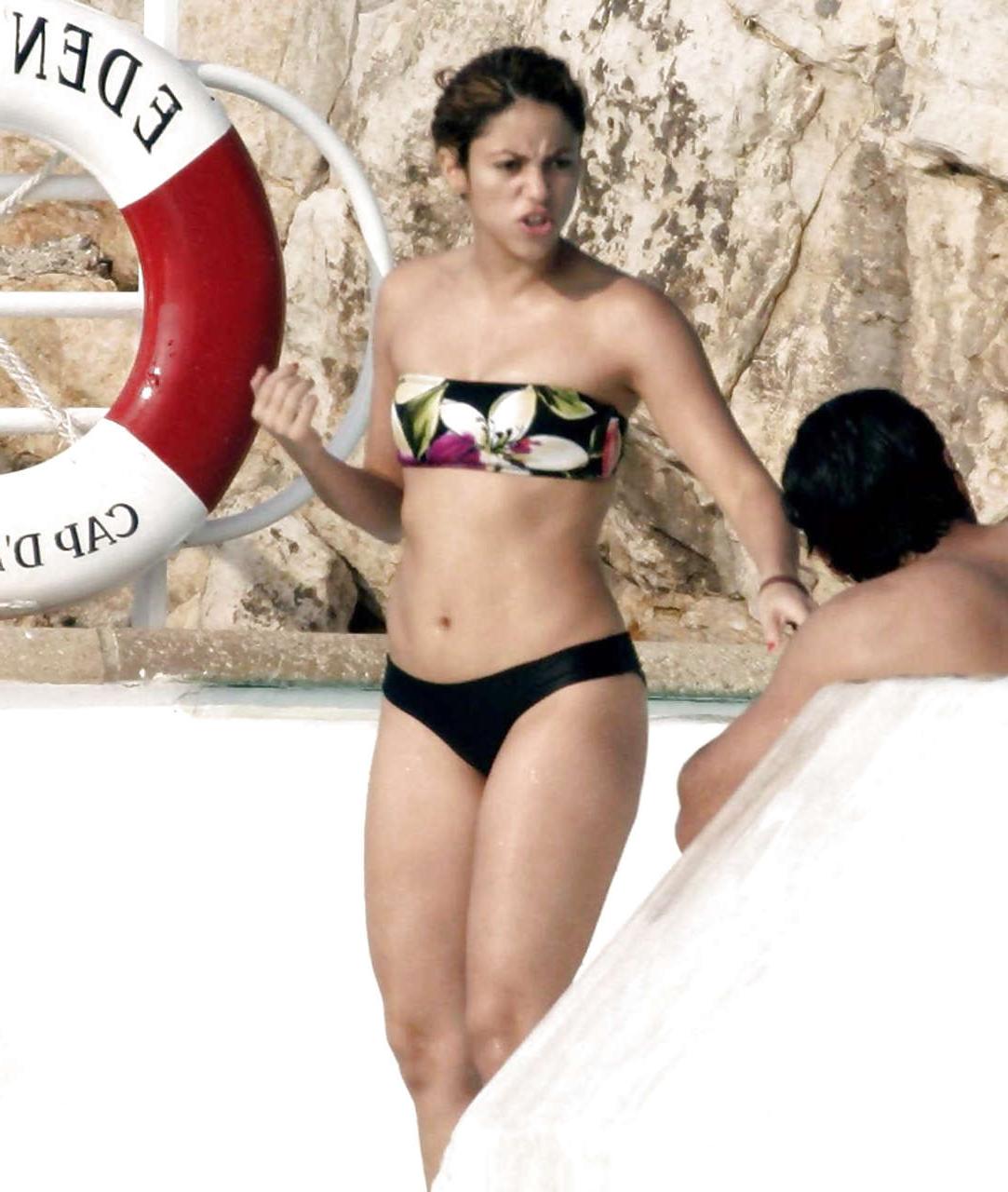 16P Shakira showing her great ass in latex pants and upskirt paparazzi pictures