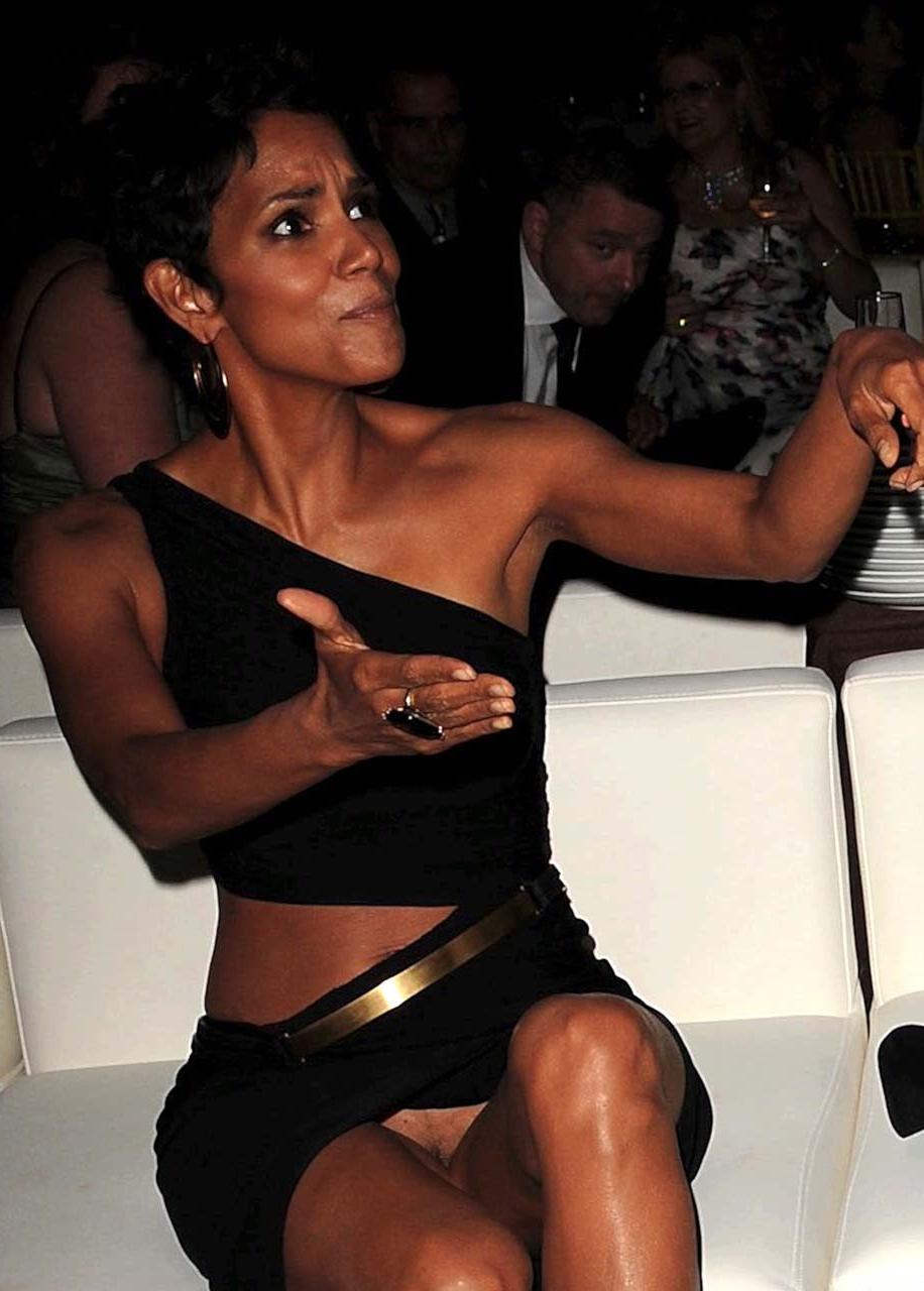 16P Halle Berry exposing her fucking sexy legs and shaved pussy paparazzi photos