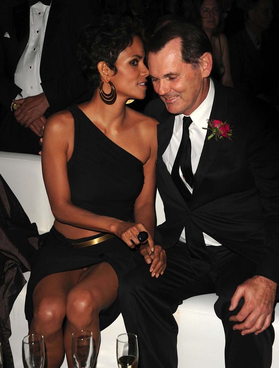 16P Halle Berry exposing her fucking sexy legs and shaved pussy paparazzi photos