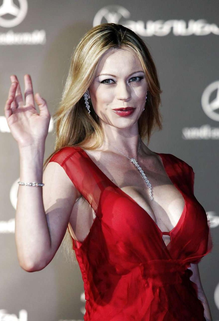 16P Anna Falchi showing her huge boobs paparazzi pictures and fucking hard