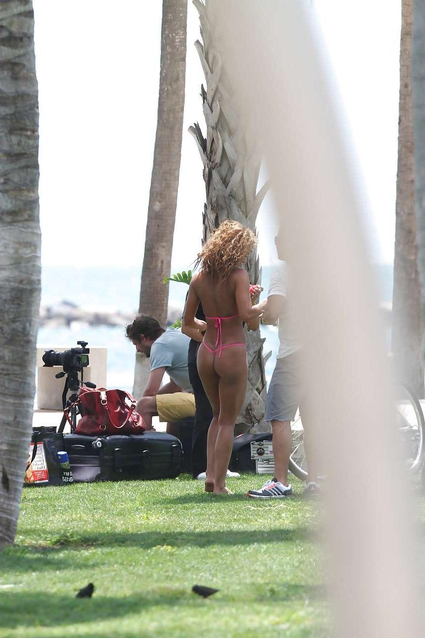 16P Jennifer Nicole Lee showing her great ass in micro bikini and thong paparazzi pi