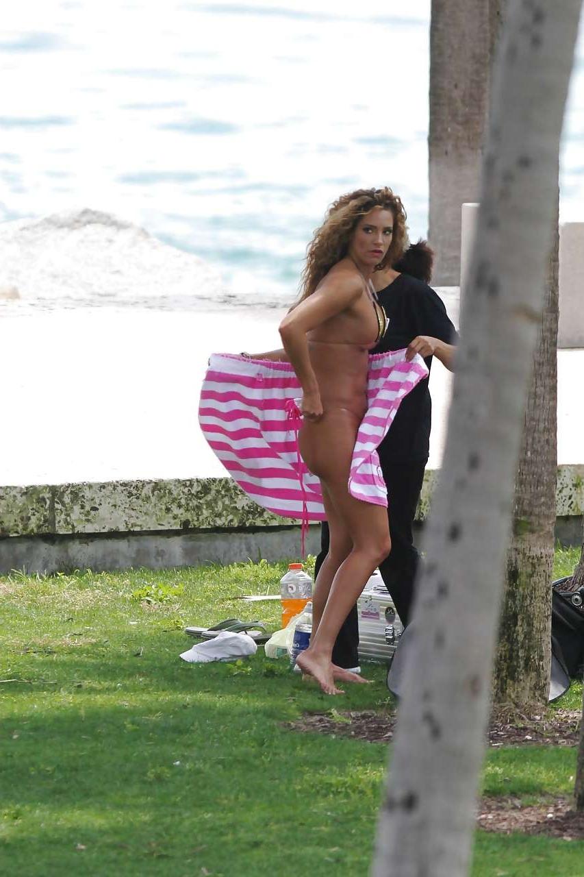 16P Jennifer Nicole Lee showing her great ass in micro bikini and thong paparazzi pi