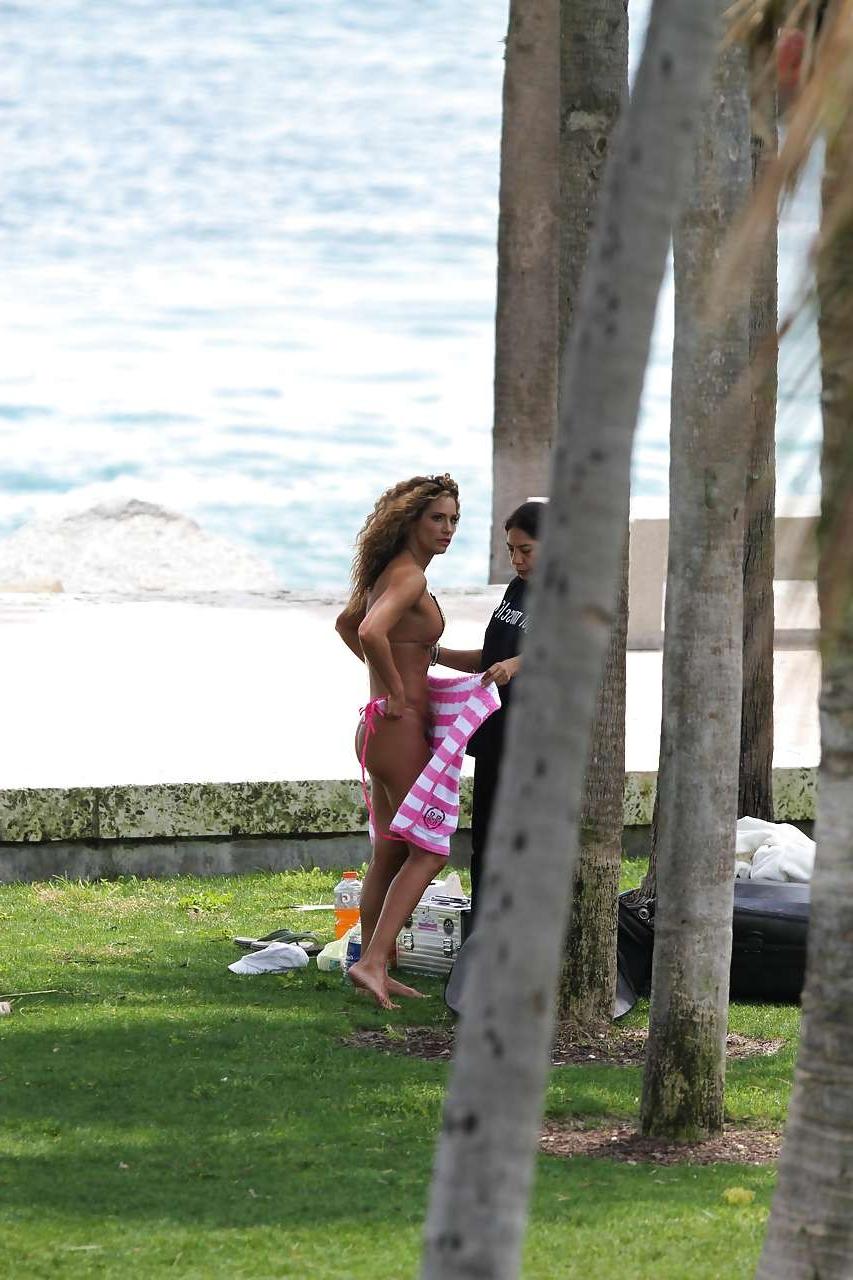 16P Jennifer Nicole Lee showing her great ass in micro bikini and thong paparazzi pi