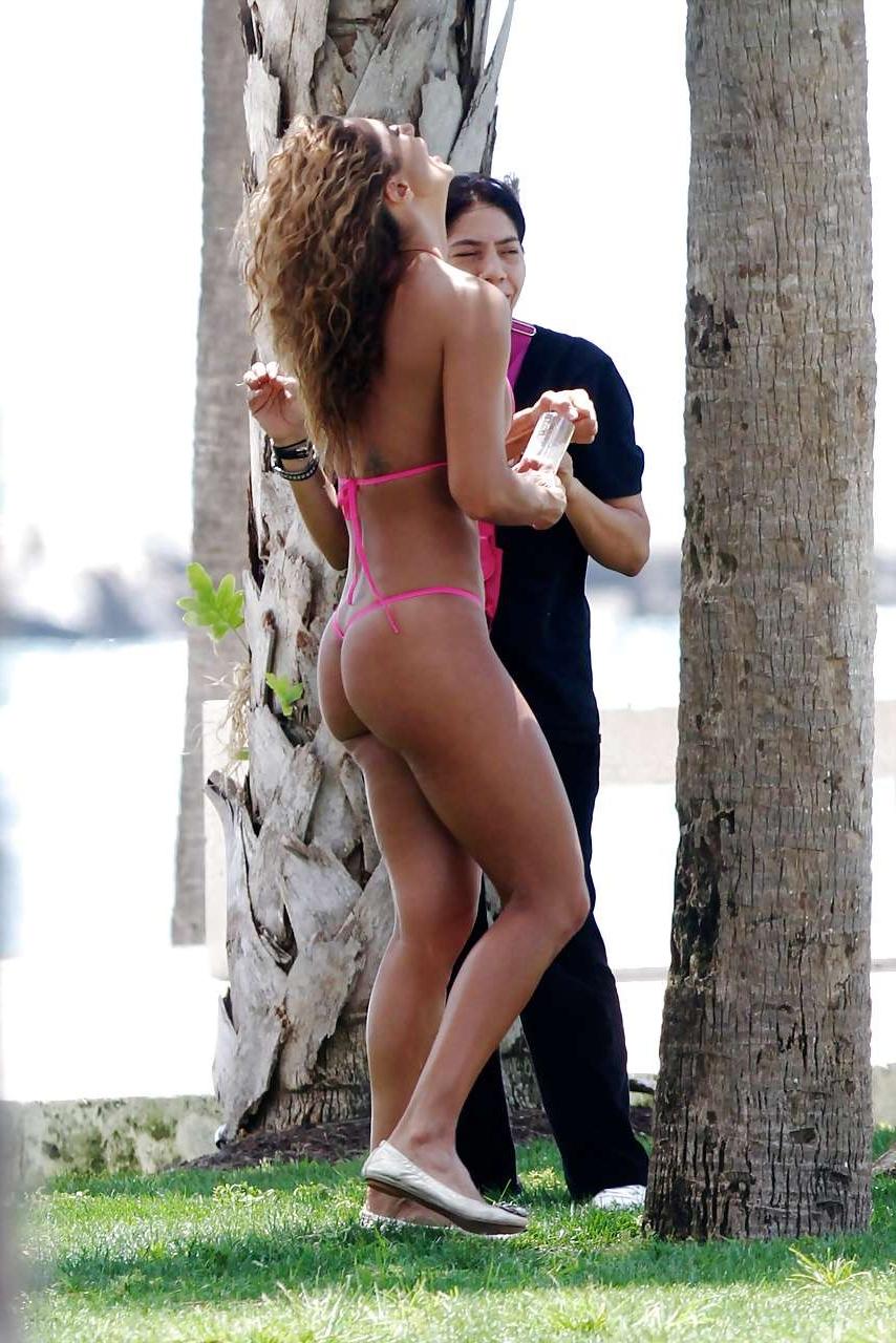 16P Jennifer Nicole Lee showing her great ass in micro bikini and thong paparazzi pi