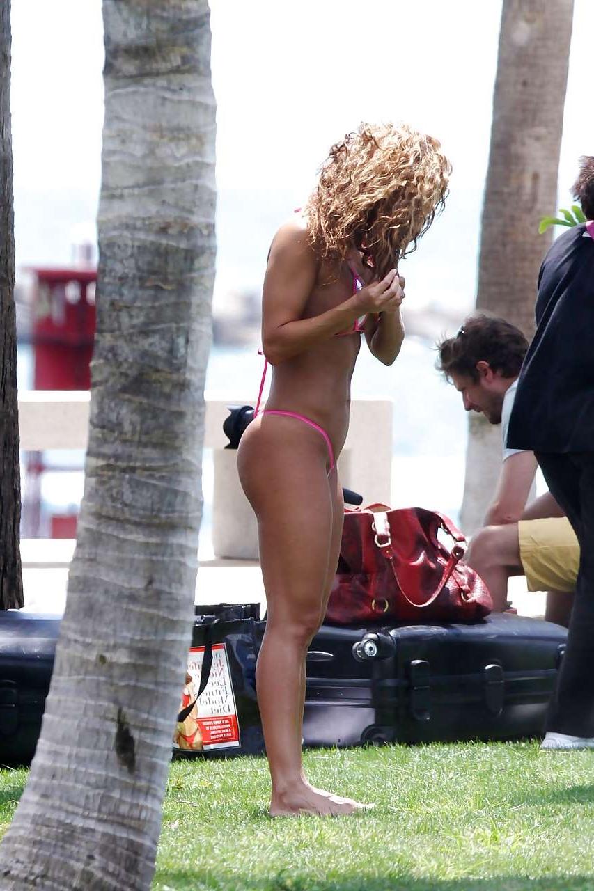 16P Jennifer Nicole Lee showing her great ass in micro bikini and thong paparazzi pi