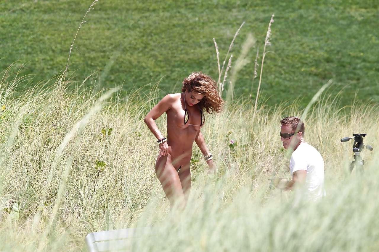 16P Jennifer Nicole Lee showing her great ass in micro bikini and thong paparazzi pi