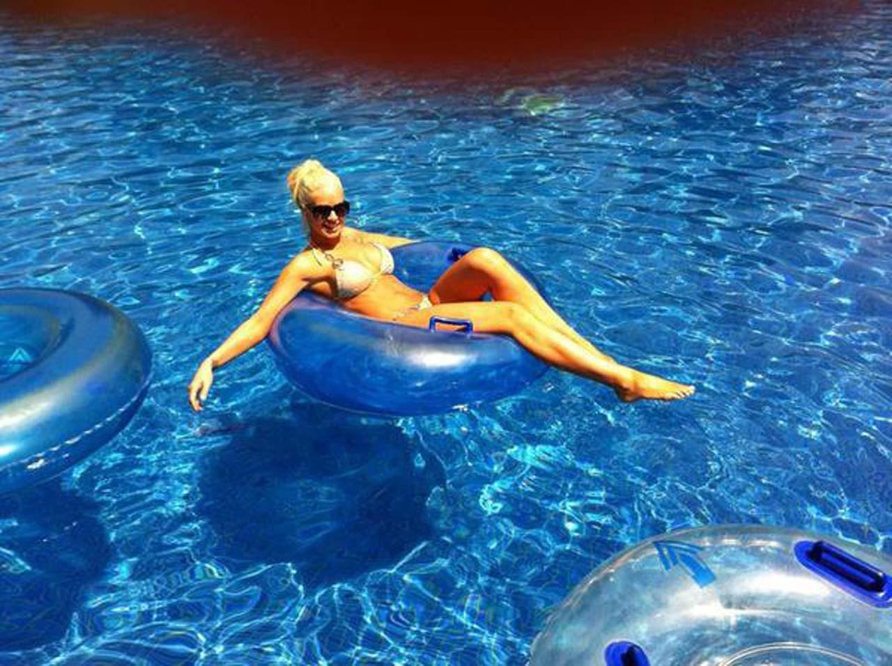 16P Maryse Ouellet exposing sexy body and huge boobs on private photos
