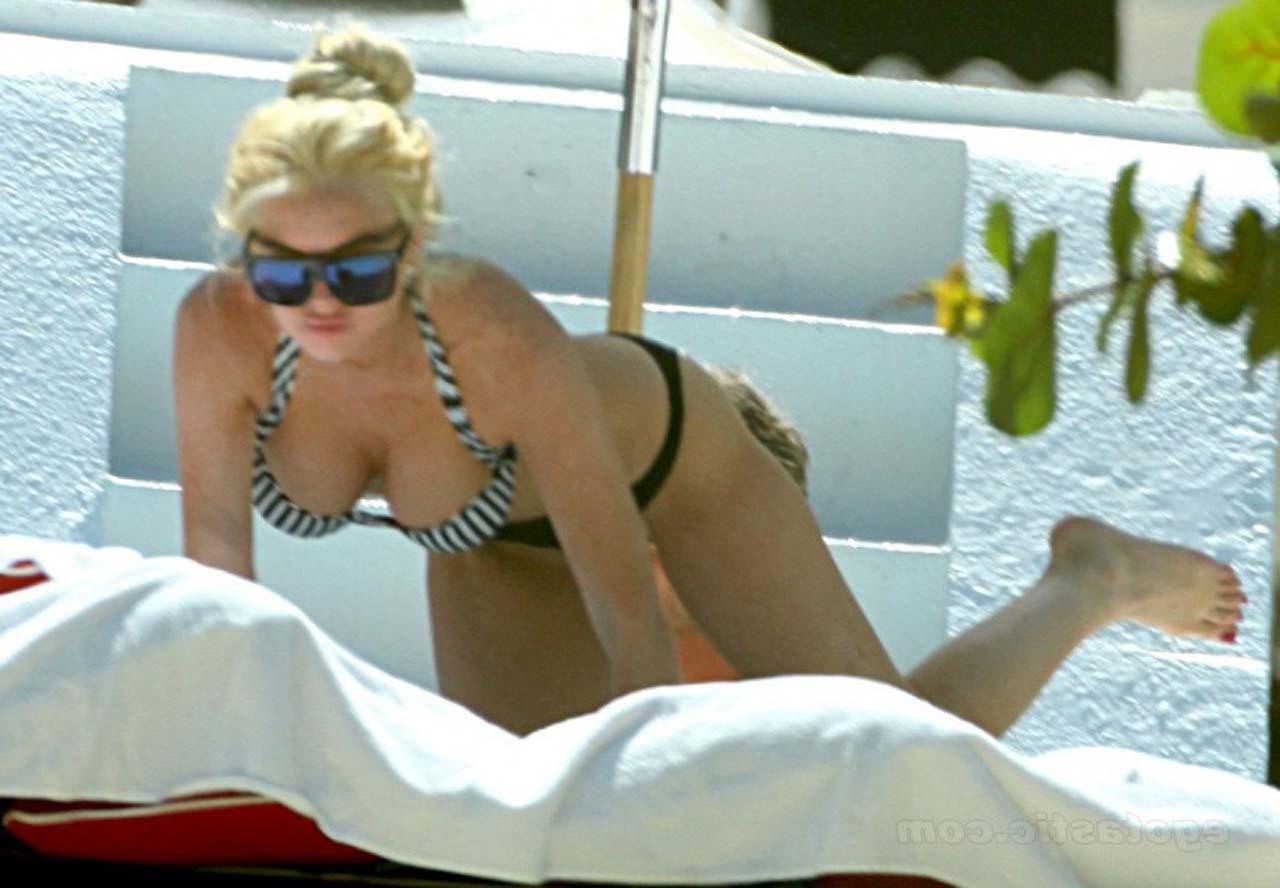 16P Lindsay Lohan exposing sexy ass and huge boobs in bikini on pool
