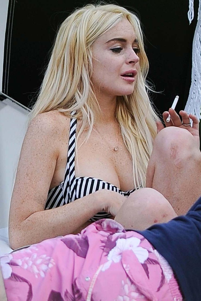 16P Lindsay Lohan exposing sexy ass and huge boobs in bikini on pool