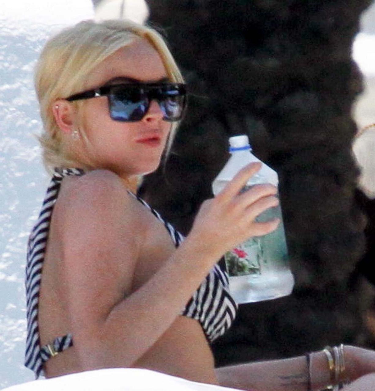 16P Lindsay Lohan exposing sexy ass and huge boobs in bikini on pool