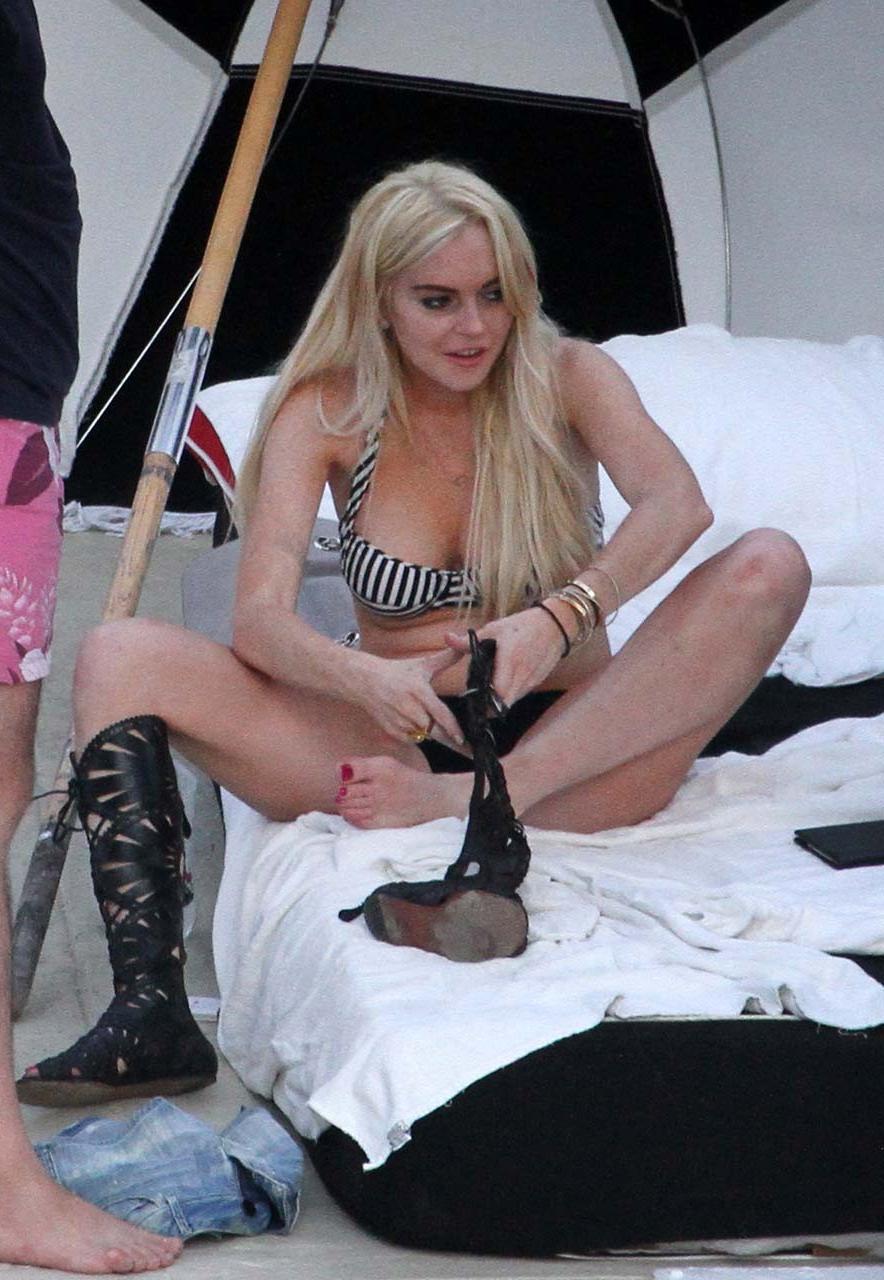16P Lindsay Lohan exposing sexy ass and huge boobs in bikini on pool