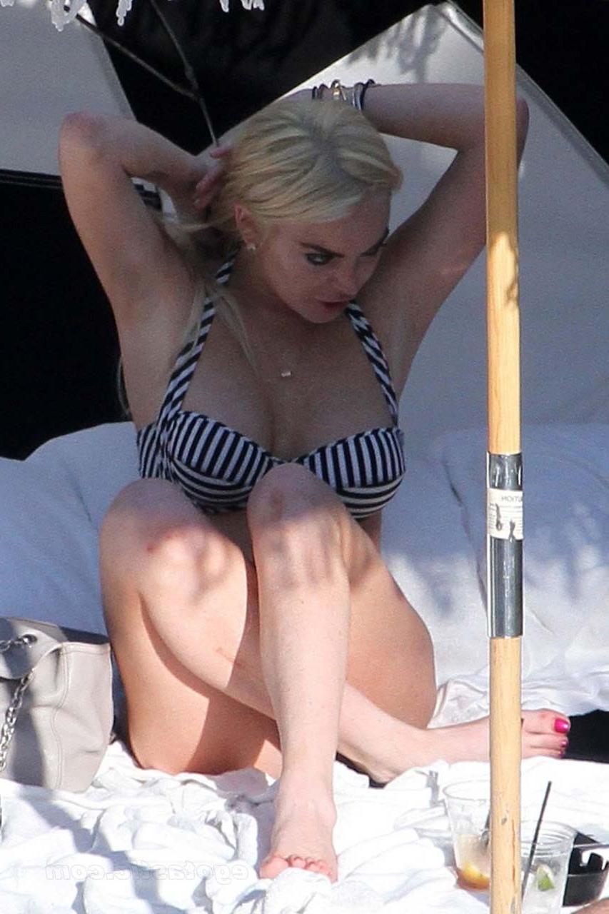16P Lindsay Lohan exposing sexy ass and huge boobs in bikini on pool