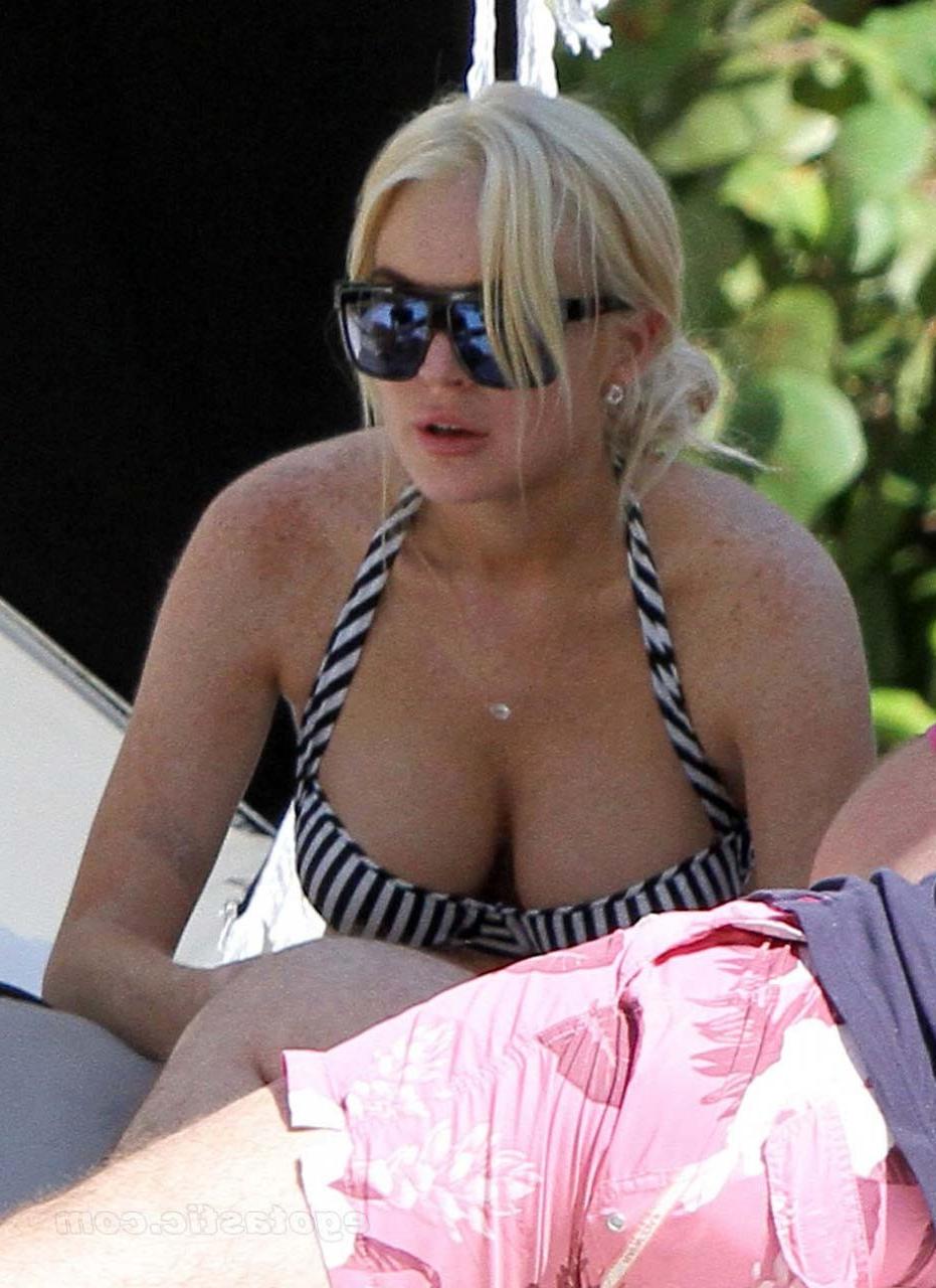 16P Lindsay Lohan exposing sexy ass and huge boobs in bikini on pool