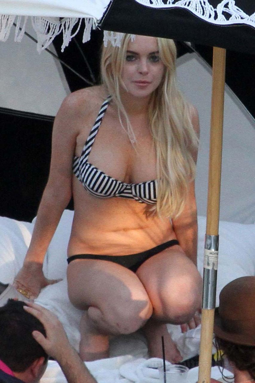 16P Lindsay Lohan exposing sexy ass and huge boobs in bikini on pool