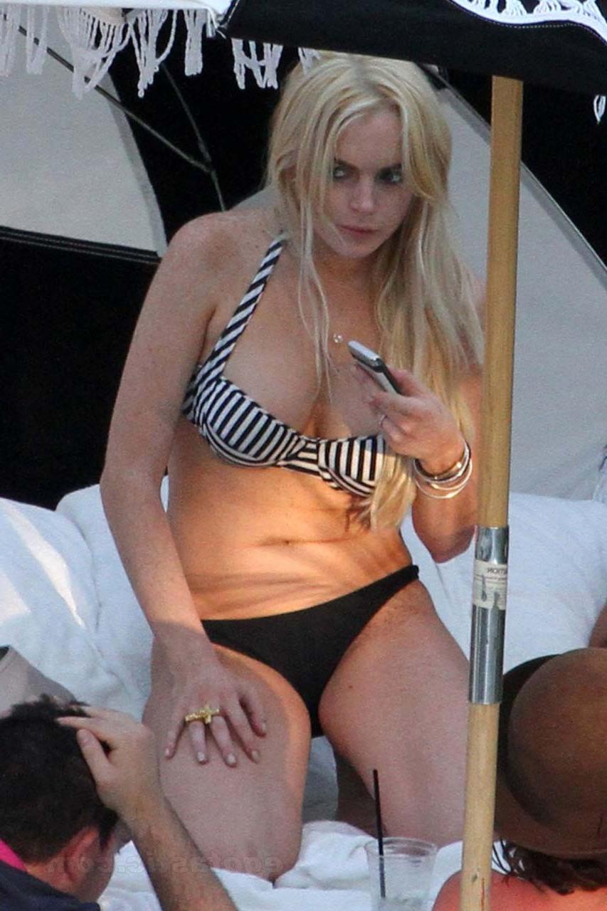 16P Lindsay Lohan exposing sexy ass and huge boobs in bikini on pool