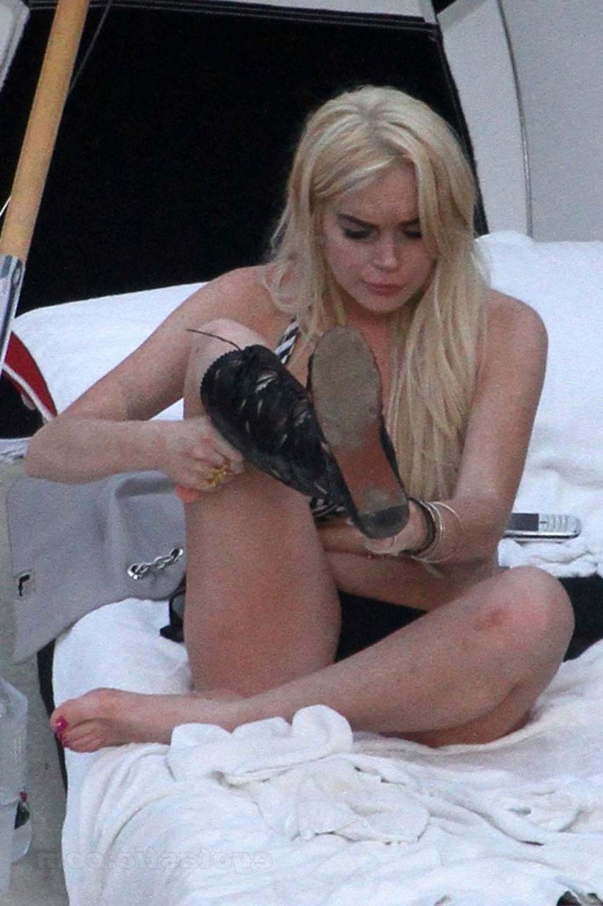 16P Lindsay Lohan exposing sexy ass and huge boobs in bikini on pool