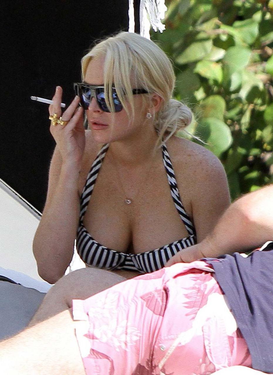 16P Lindsay Lohan exposing sexy ass and huge boobs in bikini on pool