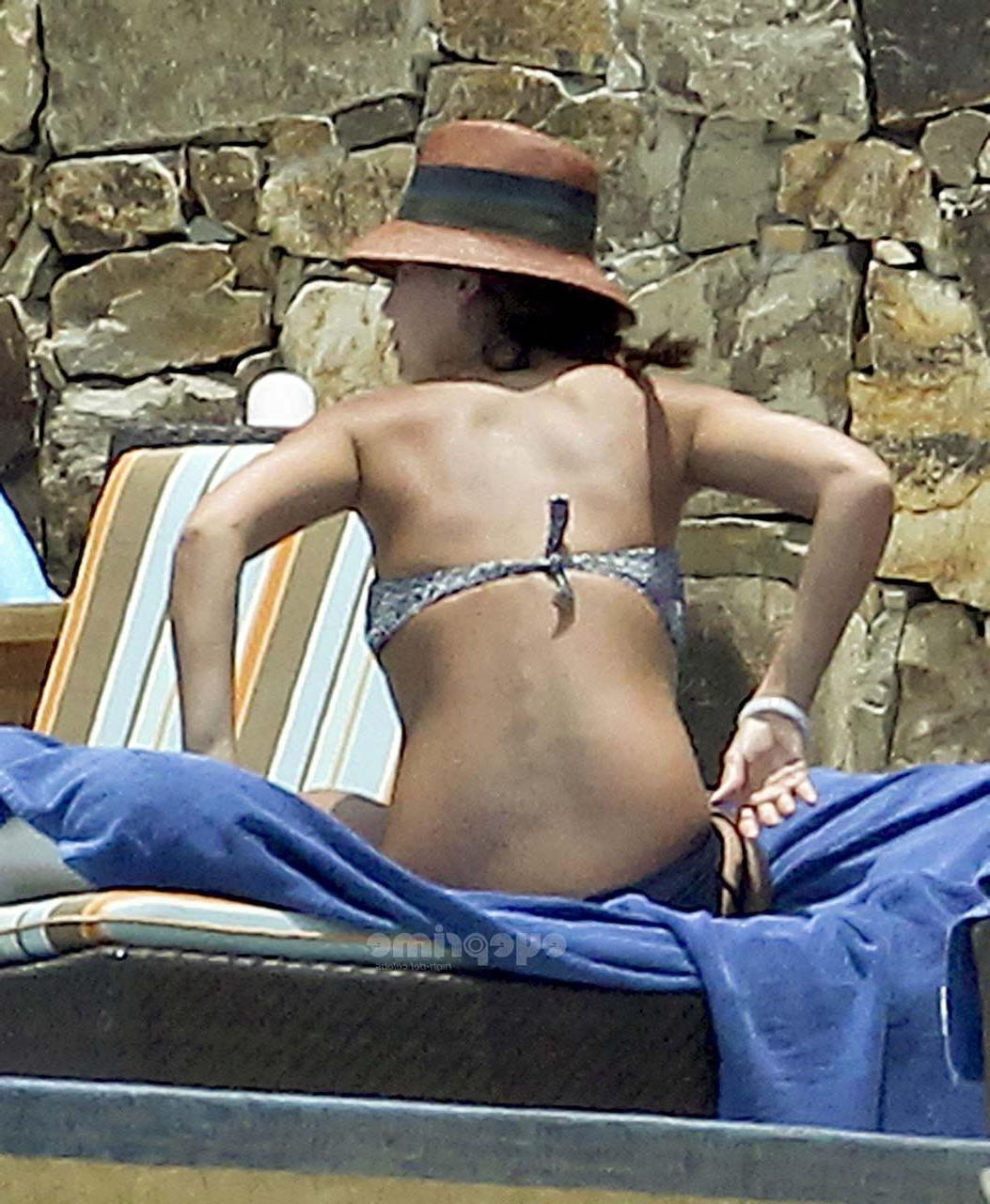 16P Jessica Alba exposing sexy body and huge boobs in bikini on pool