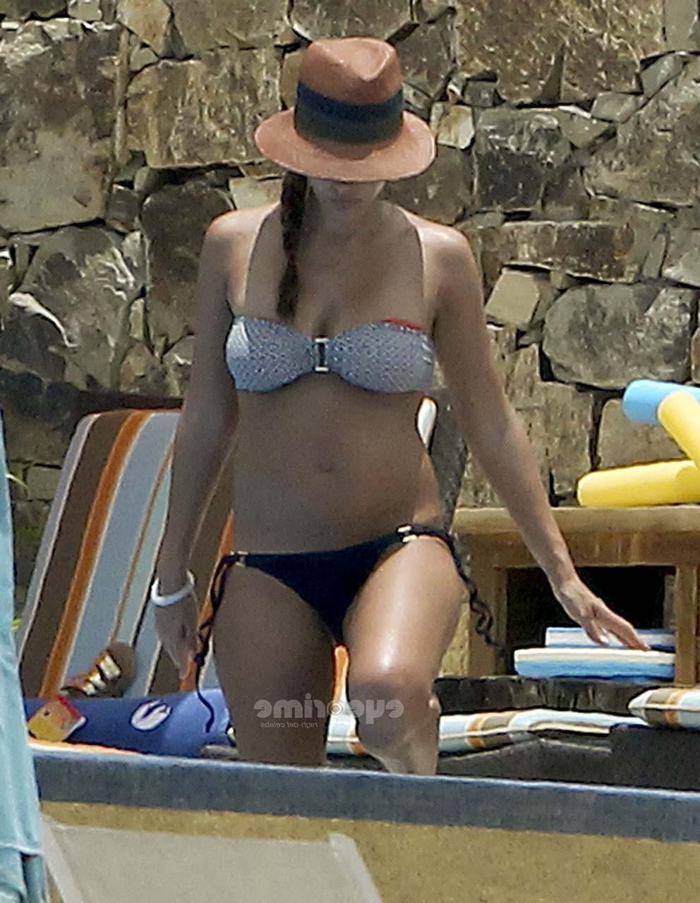 16P Jessica Alba exposing sexy body and huge boobs in bikini on pool